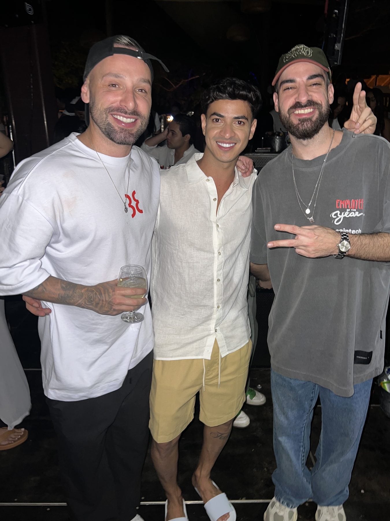 DJ LUFF entre dois artistas durante evento noturno